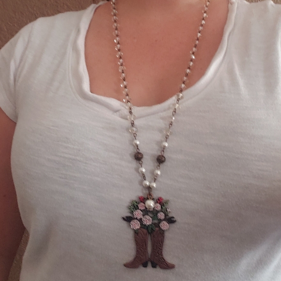 Flower boots necklace - Picture 2 of 2